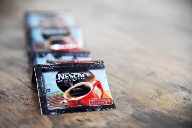 BALI, INDONESIA - 22 Mart 2022: Kahverengi ahşap masaya yerleştirilmiş 