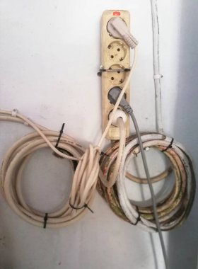 BALI, INDONEZYA - 6 Nisan 2022: Basit ve standart yöntemle evde beyaz kablo kurulumu