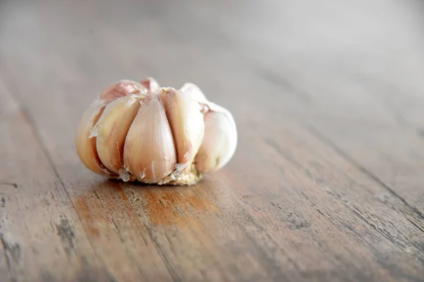 Nahaufnahme Von Knoblauch Platziert Auf Dem Hölzernen Hintergrund — Stockfoto