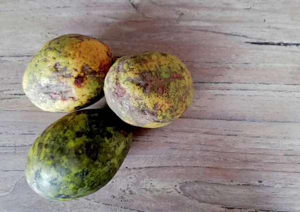 Oud Groen Geel Lokale Indonesische Fruitnamen Kedondong Geplaatst Bruine Houten — Stockfoto