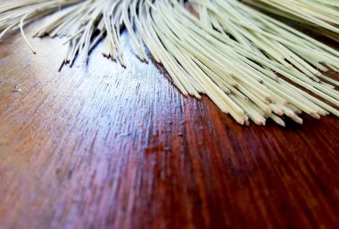 Temizlenmiş, şirin, bambu çubuklar, kahverengi ahşap arka planda. 