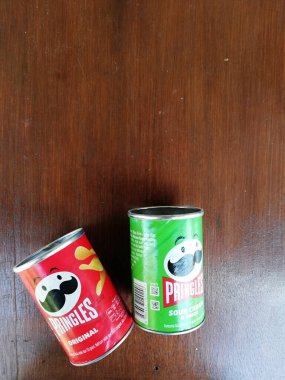 Bali, Endonezya - 15 Nisan 2022: Boş patates cipsi, kahverengi ahşap grubuna yerleştirilmiş