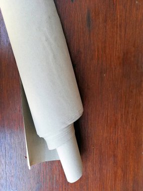 Kahverengi kağıtlar, kahverengi ahşap arka plana yerleştirilmiş.