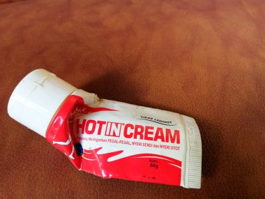 Bali, Endonezya - 15 Nisan 2022: Tavşan Balmcream ürünü, kahverengi arka plana yerleştirildi