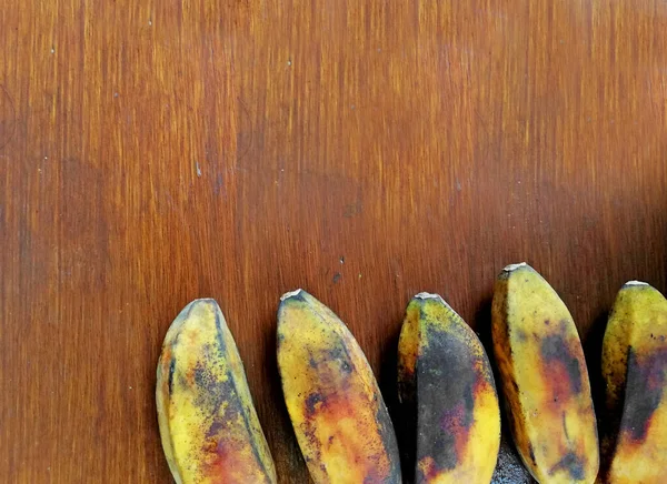 Bananenfrüchte Auf Braunem Holztisch — Stockfoto