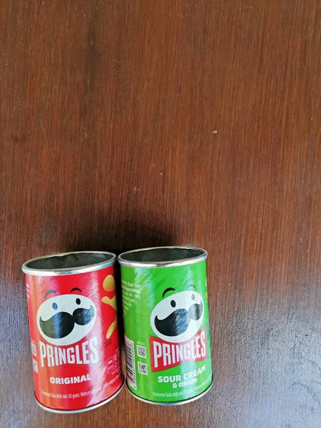 Bali, Endonezya - 15 Nisan 2022: Kahverengi ahşap arka plana yerleştirilmiş boş patates cipsi