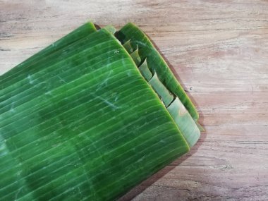 Ahşap arka planda muz yaprakları