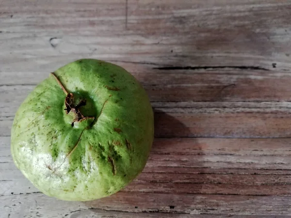 Guajava Ftuit Endonezya Dilinde Jambu Kristal Ahşap Arka Plana Yerleştirilir — Stok fotoğraf