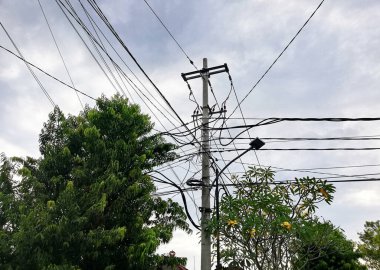 Sokakta gökyüzüne karşı elektrik kabloları