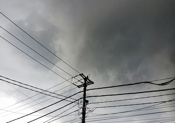 Stromkabel Auf Der Straße Gegen Den Himmel — Stockfoto