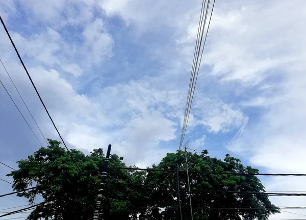 Stromkabel Auf Der Straße Gegen Den Himmel — Stockfoto