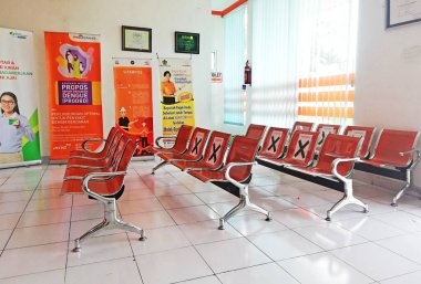 Bali, Endonezya - 18 Nisan 2022: Endonezya 'nın Tabanan şehrindeki postanede başkanlık, covid -19 salgını sırasında sosyal uzaklık işareti