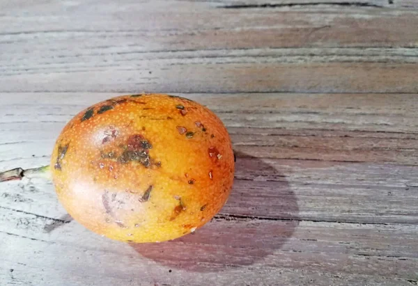 Manos Sosteniendo Una Fruta Pasión Primer Plano — Foto de Stock