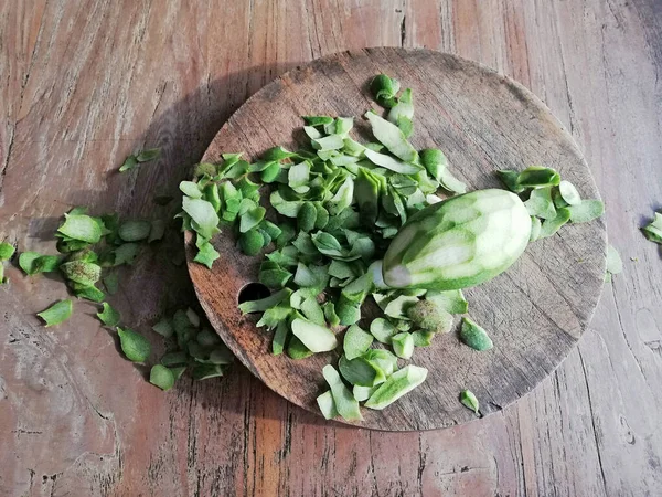 Dibuka Memotong Buah Mangga Hijau Ditempatkan Pada Latar Belakang Kayu — Stok Foto