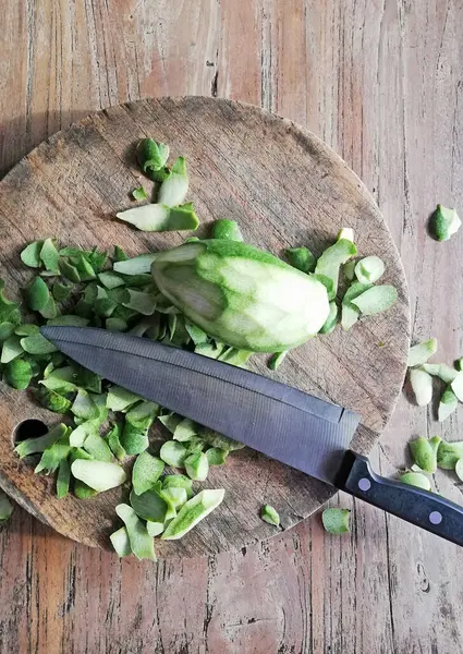 Dibuka Memotong Buah Mangga Hijau Ditempatkan Pada Latar Belakang Kayu — Stok Foto