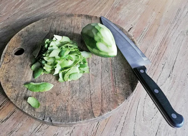 Dibuka Memotong Buah Mangga Hijau Ditempatkan Pada Latar Belakang Kayu — Stok Foto