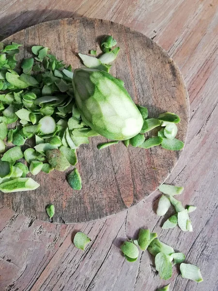Ανοιγμένα Κομμένα Πράσινα Φρούτα Μάνγκο Τοποθετημένα Καφέ Ξύλινο Φόντο — Φωτογραφία Αρχείου