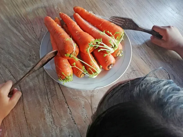 Вирощування Моркви Розміщеної Коричневому Дерев Яному Фоні — стокове фото