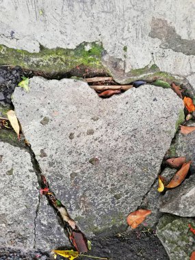 Kırık taş zemin, kalp ya da aşk şeklinde.