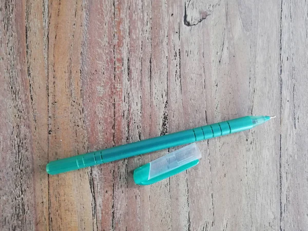 Στυλό Πράσινο Μπλε Χρώμα Καφέ Ξύλινο Φόντο — Φωτογραφία Αρχείου