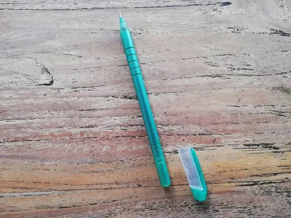 Kugelschreiber Grün Blauer Farbe Auf Braunem Holzhintergrund — Stockfoto