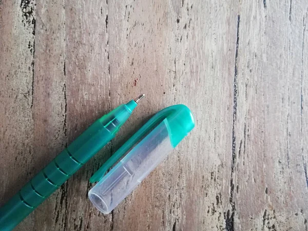 Kugelschreiber Grün Blauer Farbe Auf Braunem Holzhintergrund — Stockfoto