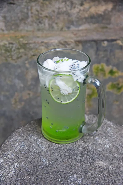 Traditionelles Balinesisches Kokoseisgetränk Mit Namen Kelapa Muda Gemischt Mit Fruchtgeschmack — Stockfoto