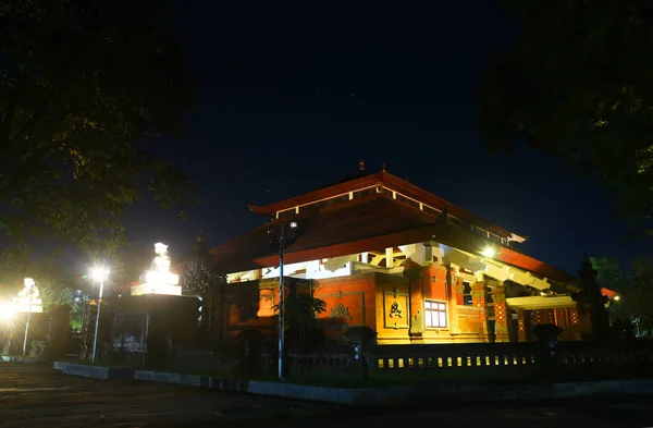 Bali Endonezya Nın Tabanan Naipliği Ndeki Belediye Binası Bir Gece — Stok fotoğraf