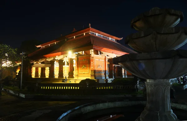 印度尼西亚巴厘 2022年5月7日 印度尼西亚巴厘岛Tabanan县市政厅 夜间命名为 Gedung Kesenian Ketut Maria — 图库照片
