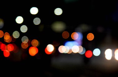 Gece boyunca trafikte bulanık ışık arkaplanı 