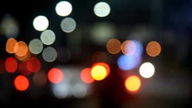 Gece boyunca trafikte bulanık ışık arkaplanı 
