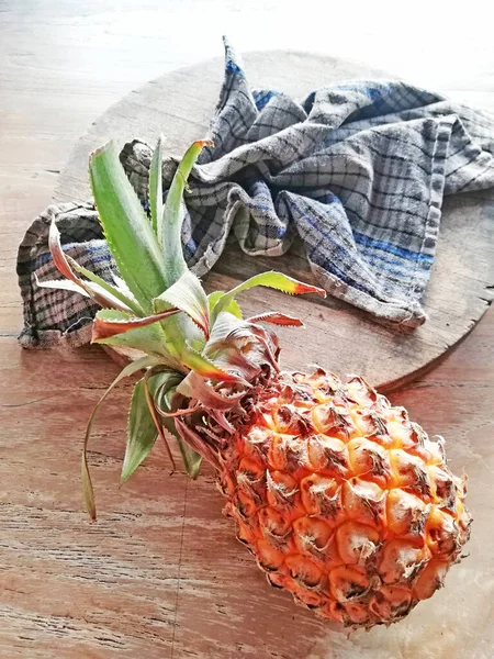 Gelbe Ananas Mit Schmutziger Serviette Auf Braunem Holzhintergrund — Stockfoto