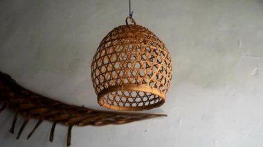 Bambu süslemesi, evde asılı ve rüzgarla yavaşça esiyor.