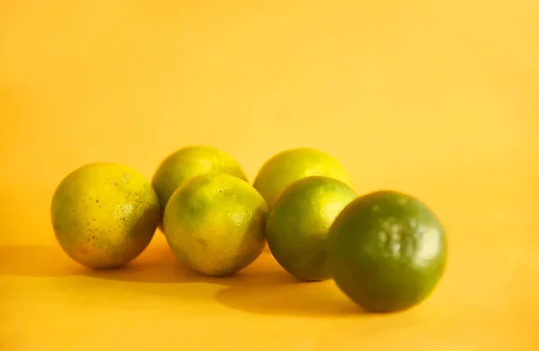 Fruto Naranja Aislado Sobre Fondo Amarillo — Foto de Stock