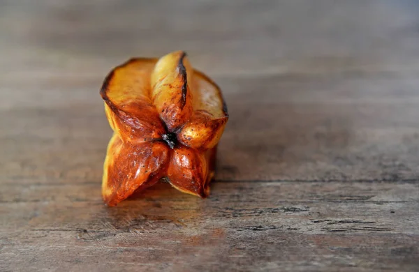 Gammelige Sternfrucht Über Reife Früchte Gelber Farbe Auf Braunem Holztisch — Stockfoto
