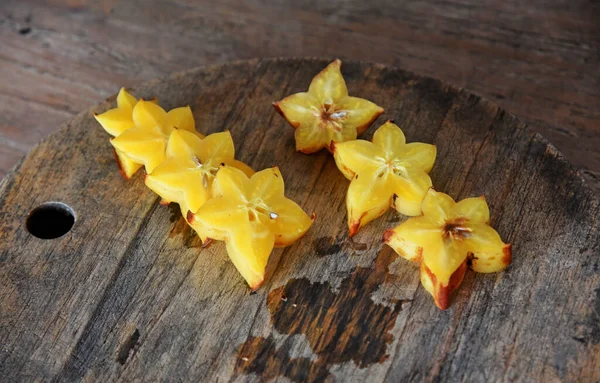 Fruta Estrella Podrida Sobre Fruta Madura Color Amarillo Colocada Sobre — Foto de Stock