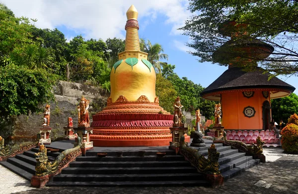 天気の良い日には インドネシアのバリ島 Brahamavihara Arama のBuleleng地区の仏教寺院の修道院 — ストック写真