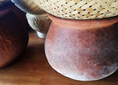 Doğal kahverengiyle kil sürahiyi kapat