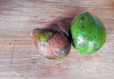 Avokado meyvesi yakın planda, kahverengi ahşap arka planda.