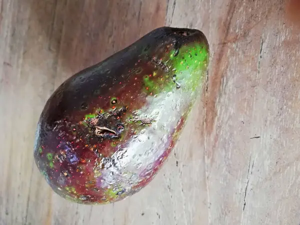 Avokado Meyvesi Yakın Planda Kahverengi Ahşap Arka Planda — Stok fotoğraf