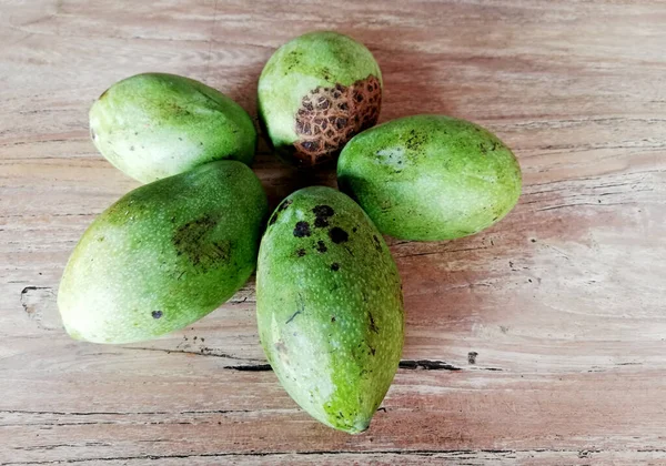 Cinco Frutos Mangos Color Verde Colocados Sobre Fondo Madera Marrón — Foto de Stock