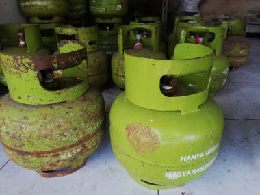 Bali, Endonezya - 21 Haziran 2022: Endonezya doğalgaz silindirleri yeşil renkli, pazarda yere yerleştirildi