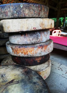 Kahverengi tahta kesme tahtası, yere yerleştirilmiş.