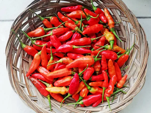 Geleneksel kahverengi tabağa kırmızı biber konmuş.