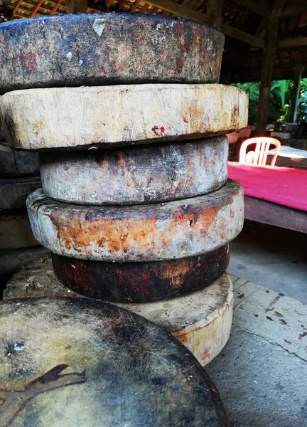 Kahverengi tahta kesme tahtası, yere yerleştirilmiş.