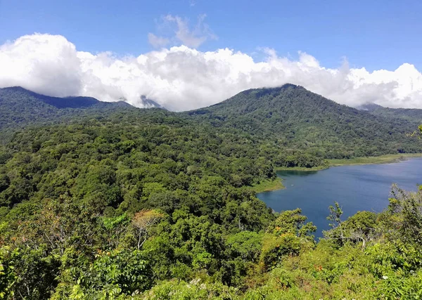 印度尼西亚巴厘岛Buleleng县Buyan湖和Tamblingan湖 孪生湖 天气好的时候 — 图库照片