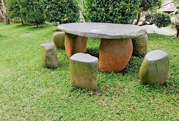 Φυσικό Πέτρινο Τραπέζι Που Τοποθετείται Στο Πάρκο — Φωτογραφία Αρχείου
