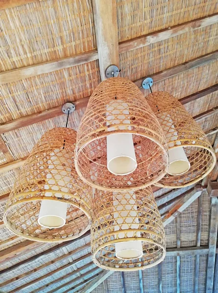 Luz Elétrica Com Cesta Bambu Pendurada Teto Casa — Fotografia de Stock