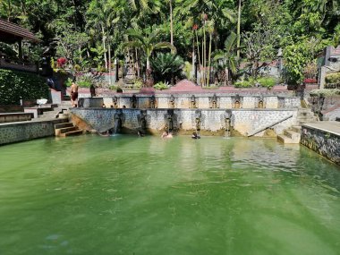 Buleleng, Bali, Endonezya - 27 Haziran 2022: Bali Endonezya 'nın Buleleng naipliği Banjar köyündeki güzel ve ünlü doğa kaplıcası 