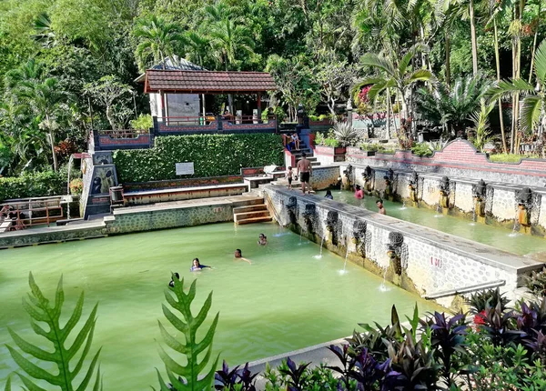 Buleleng, Bali, Endonezya - 27 Haziran 2022: Bali Endonezya 'nın Buleleng naipliği Banjar köyündeki güzel ve ünlü doğa kaplıcası 